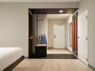 bedroom 1 - hotel tru by hilton cedar rapids westdale - cedar rapids, united states of america