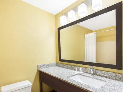 bathroom - hotel days inn n ste by wyndham davenport east - davenport, iowa, united states of america