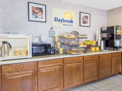 breakfast room - hotel days inn n ste by wyndham davenport east - davenport, iowa, united states of america