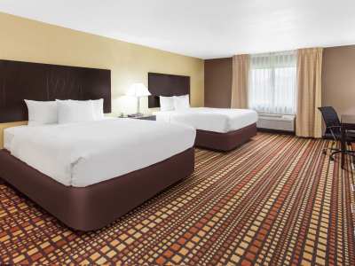 bedroom 1 - hotel days inn n ste by wyndham davenport east - davenport, iowa, united states of america