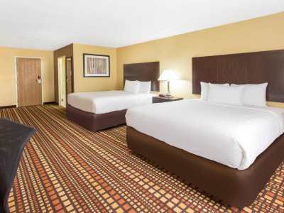 bedroom 2 - hotel days inn n ste by wyndham davenport east - davenport, iowa, united states of america