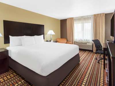 bedroom - hotel days inn n ste by wyndham davenport east - davenport, iowa, united states of america