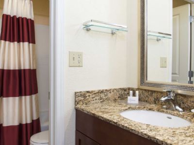 bathroom - hotel residence inn chicago deerfield - deerfield, united states of america