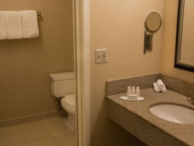 bathroom - hotel courtyard highland park / northbrook - highland park, united states of america