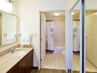 bathroom - hotel residence inn chicago oak brook - oak brook, united states of america