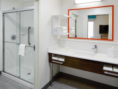 bathroom - hotel hampton inn and suites chicago/waukegan - waukegan, united states of america