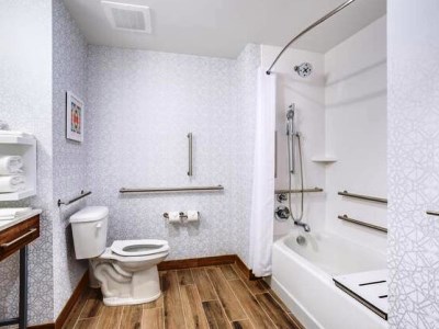 bathroom - hotel hampton inn by hilton bedford - bedford, indiana, united states of america