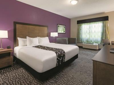 bedroom - hotel la quinta inn and suites elkhart - elkhart, united states of america