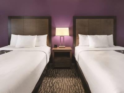 bedroom 1 - hotel la quinta inn and suites elkhart - elkhart, united states of america