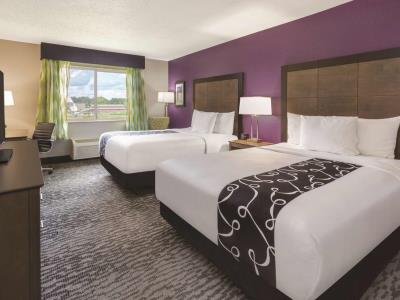 bedroom 3 - hotel la quinta inn and suites elkhart - elkhart, united states of america