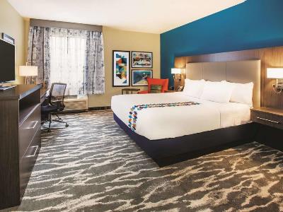 bedroom - hotel la quinta inn suites by wyndham kokomo - kokomo, united states of america