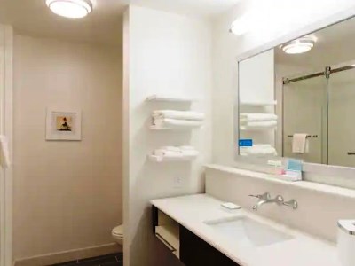 bathroom - hotel hampton inn and suites michigan city - michigan city, united states of america
