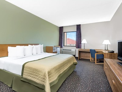 bedroom - hotel baymont near ball state university - muncie, united states of america