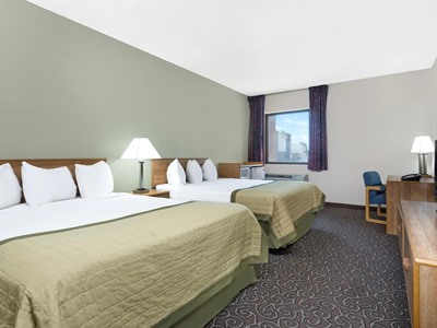 bedroom 1 - hotel baymont near ball state university - muncie, united states of america