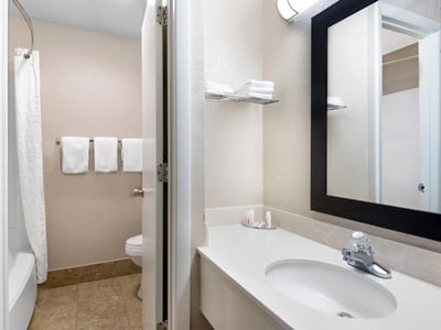 bathroom - hotel baymont near ball state university - muncie, united states of america