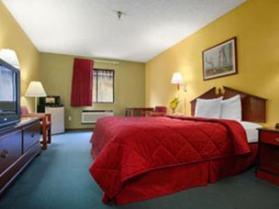 bedroom 2 - hotel travelodge by wyndham junction city - junction city, united states of america