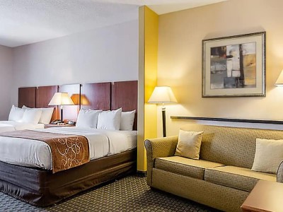 bedroom 1 - hotel baymont by wyndham pratt - pratt, united states of america
