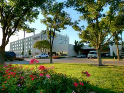 exterior view - hotel doubletree by hilton wichita airport - wichita, united states of america