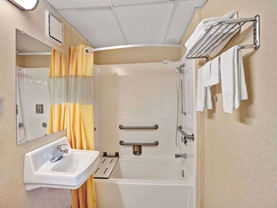bathroom - hotel days inn airport fair and expo center - louisville, kentucky, united states of america