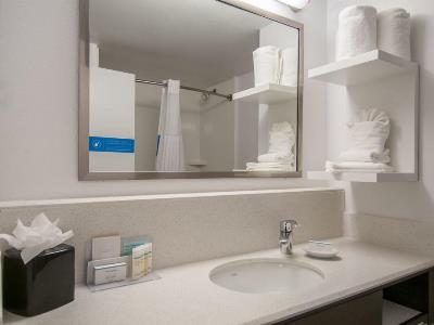 bathroom - hotel hampton inn shreveport bossier city - bossier city, united states of america