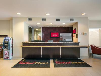 lobby - hotel red roof plus+ boston - logan - saugus, united states of america