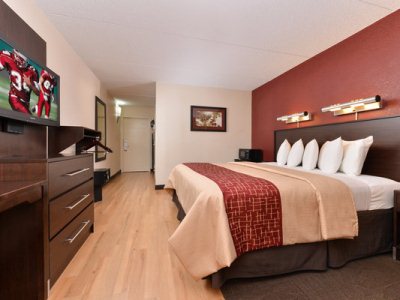 bedroom 1 - hotel red roof plus+ boston-woburn - woburn, united states of america