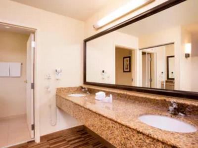 bathroom - hotel courtyard boston woburn/boston north - woburn, united states of america