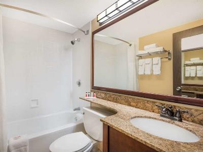 bathroom - hotel ramada plaza by wyndham portland - portland, maine, united states of america