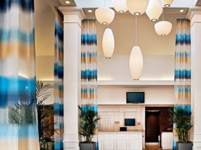 lobby - hotel hilton garden inn portland airport - portland, maine, united states of america