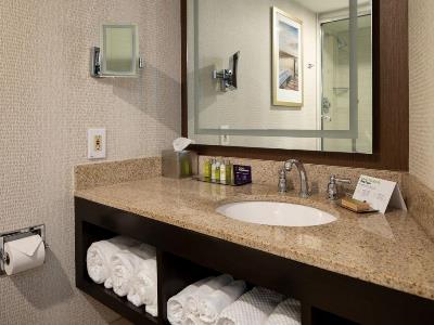 bathroom - hotel doubletree by hilton portland - portland, maine, united states of america