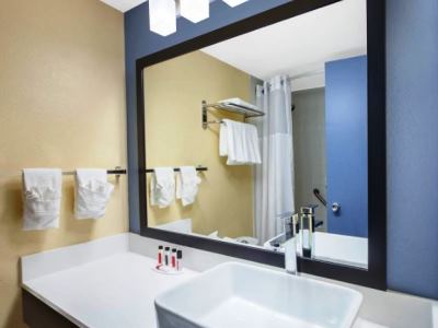 bathroom - hotel days inn n suites grand rapids near dwtn - grand rapids, michigan, united states of america