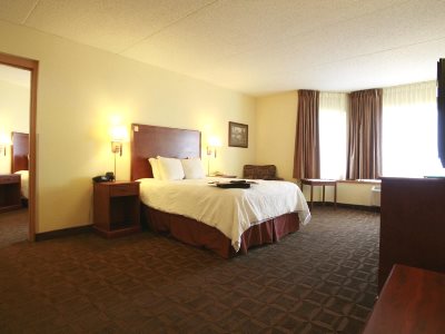 bedroom - hotel hampton inn and suites bemidji - bemidji, united states of america