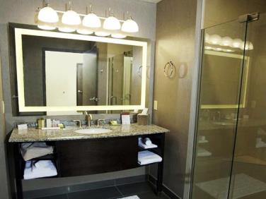bathroom - hotel doubletree by hilton hotel bemidji - bemidji, united states of america