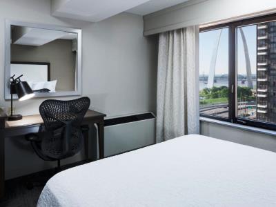 bedroom 1 - hotel hampton inn saint louis downtown at arch - saint louis, united states of america