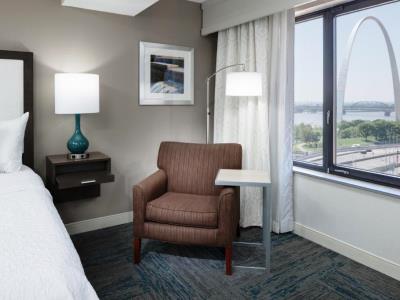 bedroom 2 - hotel hampton inn saint louis downtown at arch - saint louis, united states of america