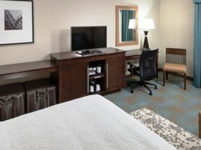 bedroom 1 - hotel hampton inn saint louis at forest park - saint louis, united states of america