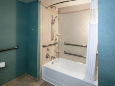 bathroom - hotel hampton inn saint louis at forest park - saint louis, united states of america