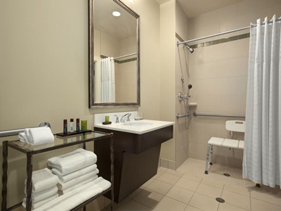 bathroom - hotel embassy suites st louis - downtown - saint louis, united states of america