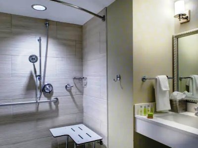 bathroom - hotel doubletree by hilton biloxi - biloxi, united states of america