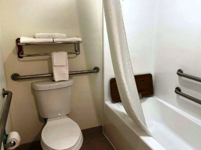 bathroom - hotel baymont by wyndham biloxi/ocean springs - biloxi, united states of america