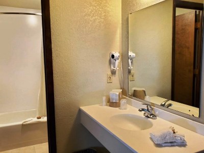 bathroom - hotel days inn and ste downtown missoula-univ - missoula, united states of america