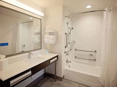 bathroom - hotel hampton inn and suites biltmore area - asheville, united states of america