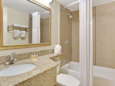 bathroom - hotel days inn woodlawn near carowinds - charlotte, north carolina, united states of america