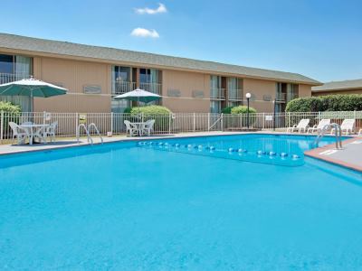 outdoor pool - hotel days inn woodlawn near carowinds - charlotte, north carolina, united states of america