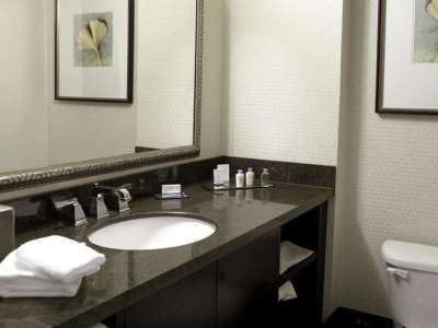bathroom - hotel doubletree charlotte airport - charlotte, north carolina, united states of america