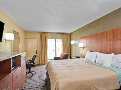 bedroom - hotel days inn durham / near duke university - durham, north carolina, united states of america