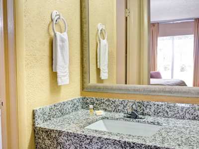 bathroom - hotel days inn durham / near duke university - durham, north carolina, united states of america