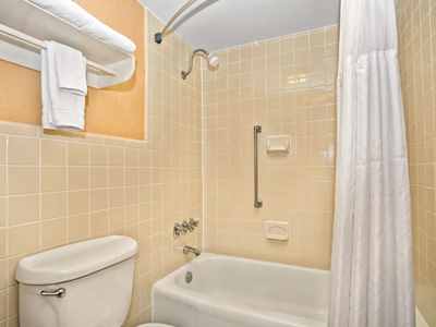 bathroom 1 - hotel days inn durham / near duke university - durham, north carolina, united states of america