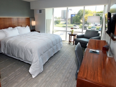 bedroom 1 - hotel doubletree by hilton omaha southwest - omaha, united states of america