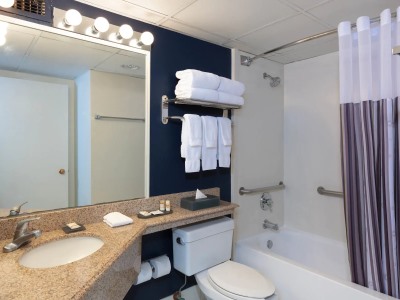 bathroom - hotel la quinta inn n ste secaucus meadowlands - secaucus, united states of america
